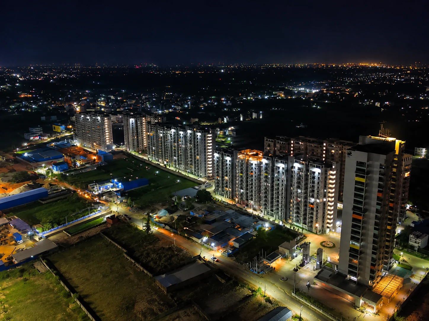 saakaar-aqua-city-residential-complex-night-lighting